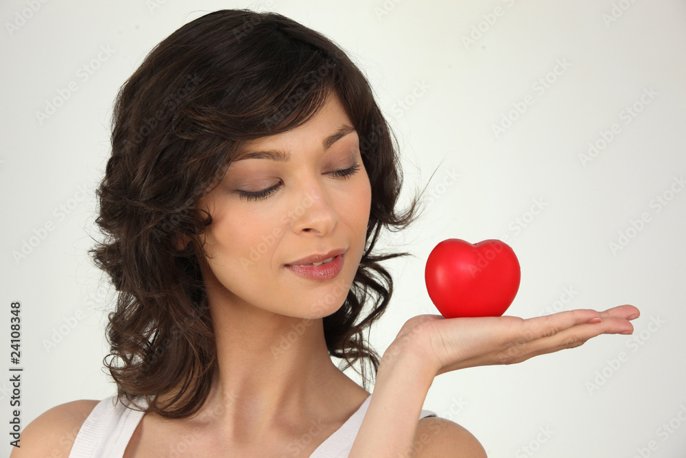 Portrait d'une femme avec un cœur rouge Portrait d'une femme avec un cœur rouge