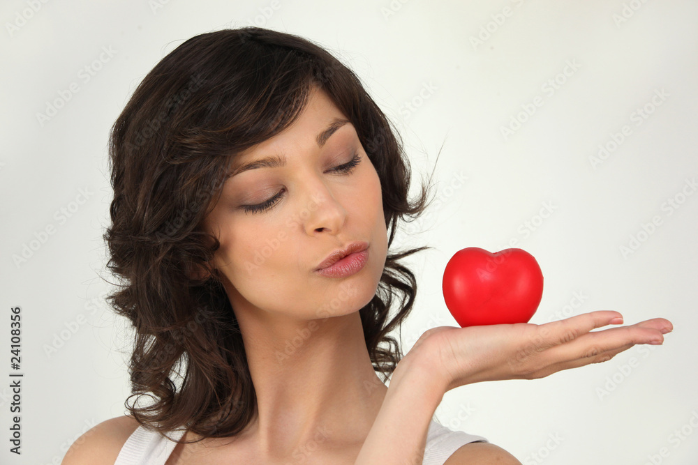 Portrait d'une femme avec un cœur rouge Portrait d'une femme avec un cœur rouge