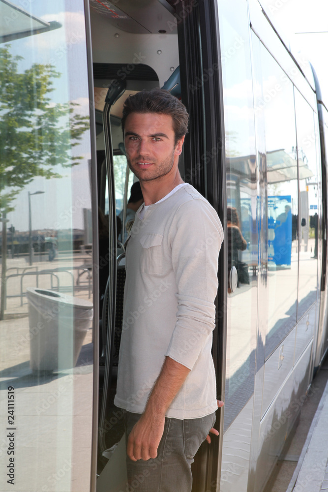 Jeune homme prenant tramway Jeune homme prenant tramway
