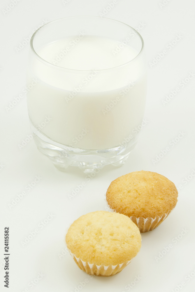 Leche y madalenas Leche y madalenas