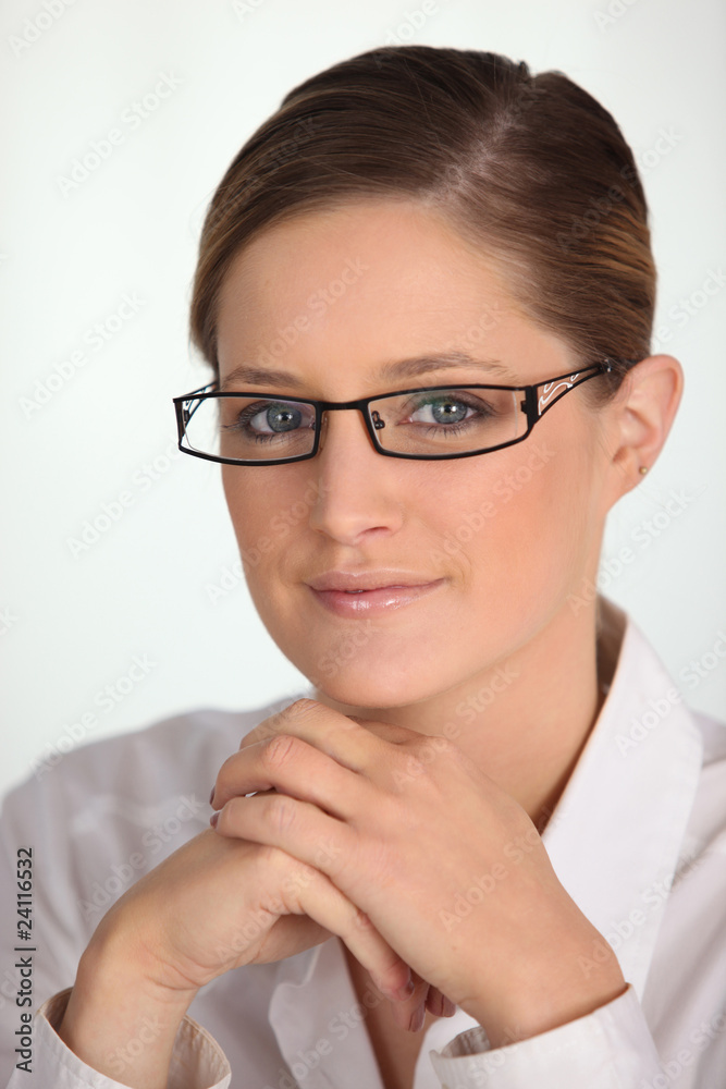 Portrait d'une femme portant des lunettes de vue Portrait d'une femme portant des lunettes de vue
