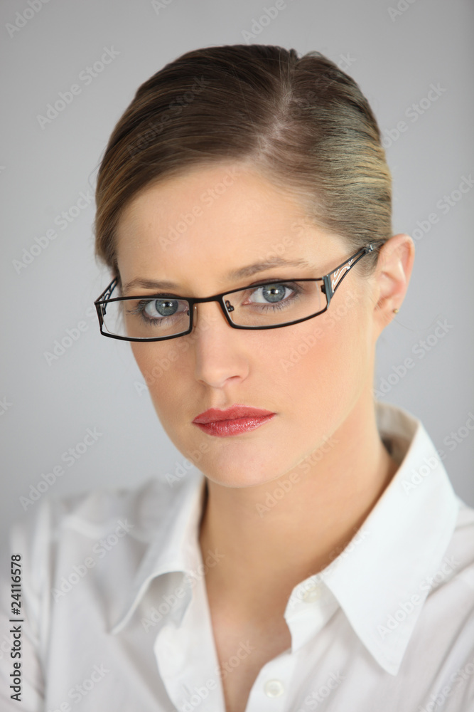 Portrait d'une femme portant des lunettes de vue Portrait d'une femme portant des lunettes de vue