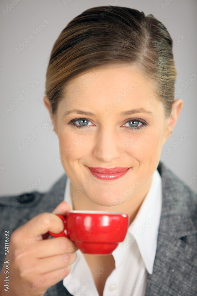 Portrait d'une femme buvant un café Portrait d'une femme buvant un café