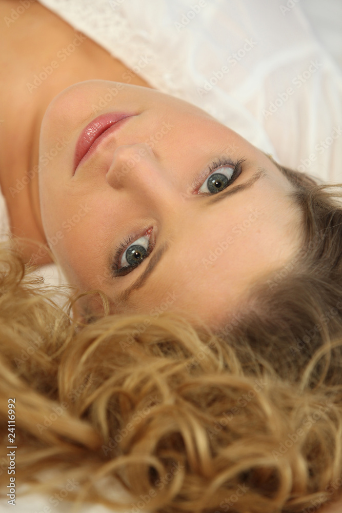 Portrait d'une belle femme blonde