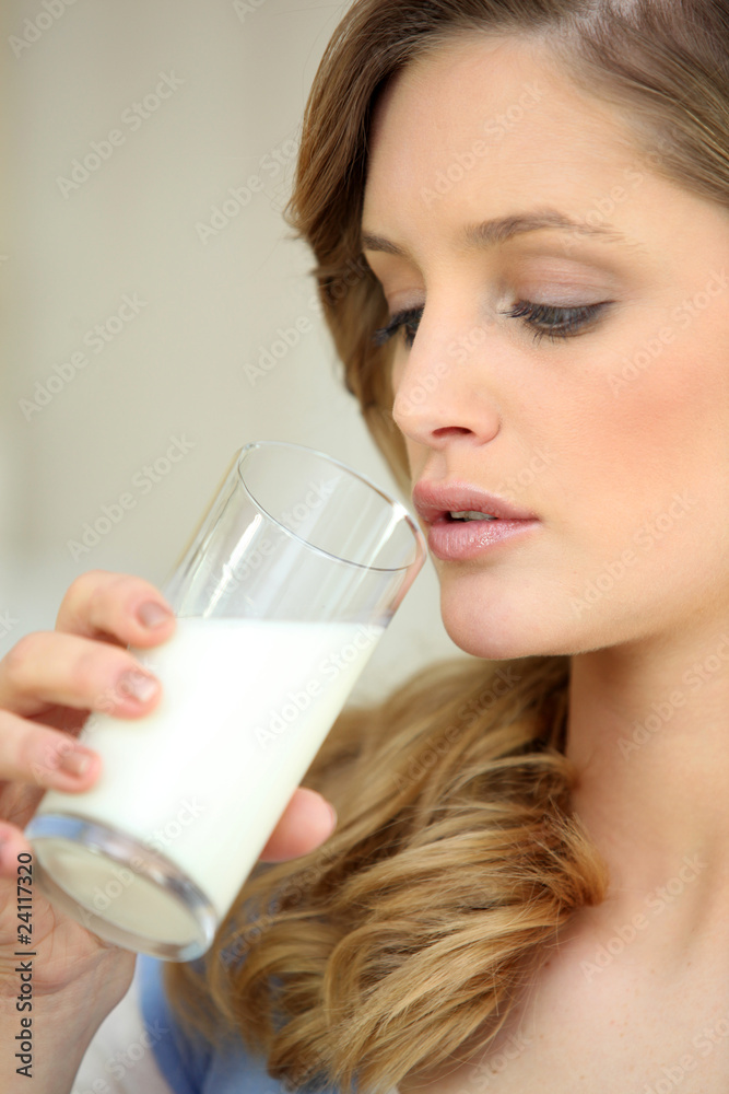Portrait d'une femme avec un verre de lait Portrait d'une femme avec un verre de lait