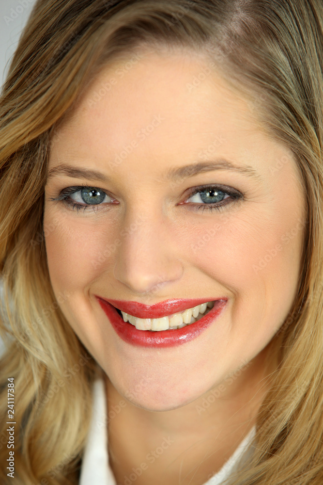 Portrait d'une belle femme blonde