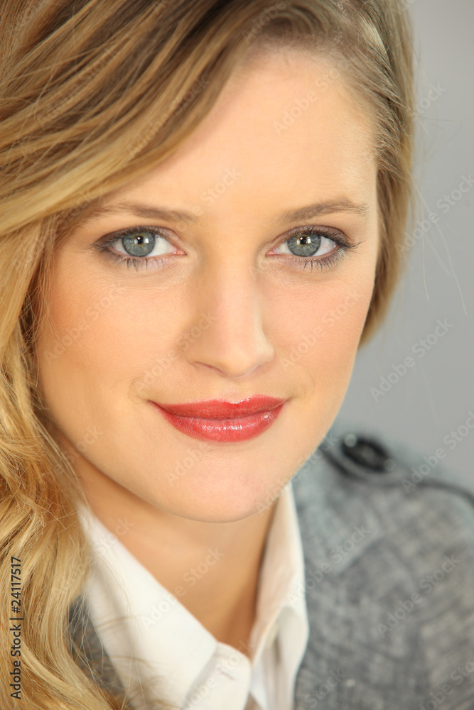 Portrait d'une belle femme blonde Portrait d'une belle femme blonde
