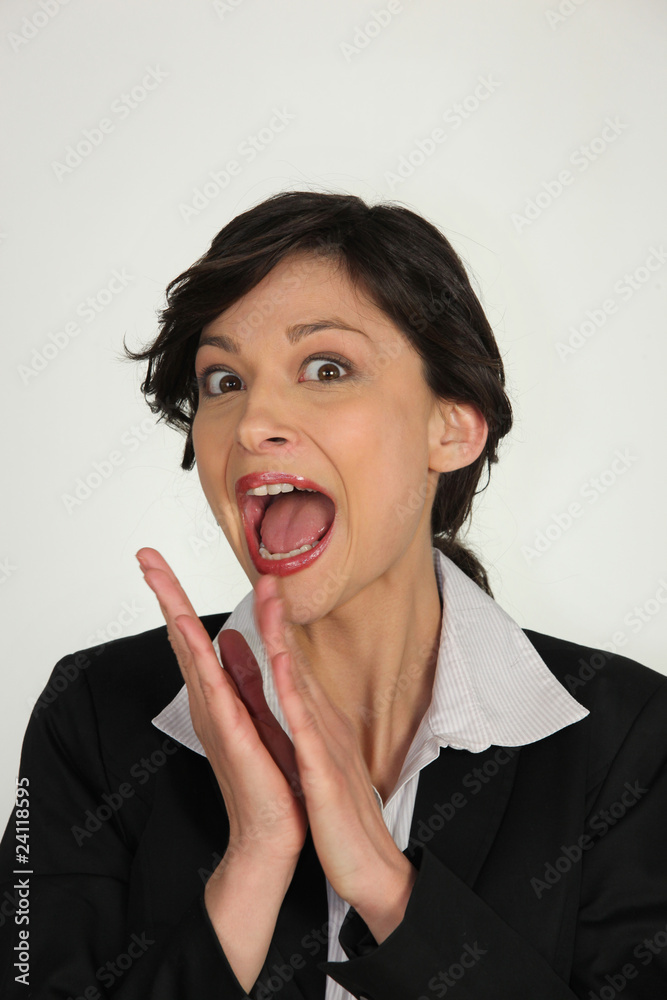 Portrait d'une femme d'affaires applaudissant Portrait d'une femme d'affaires applaudissant