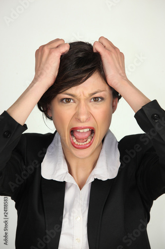 Portrait d'une femme d'affaires énervée photo