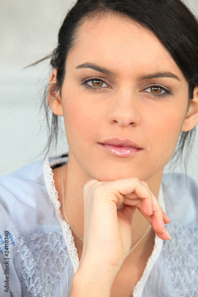Portrait d'une jeune femme brune Portrait d'une jeune femme brune