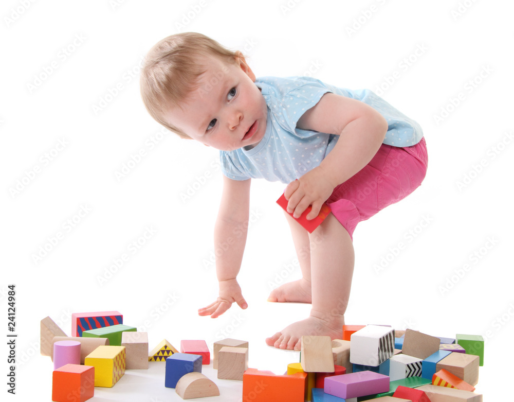 kleinkind mit bausteinen