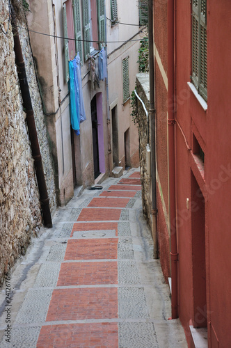 Street in Menton, narrow houses © vyskoczilova