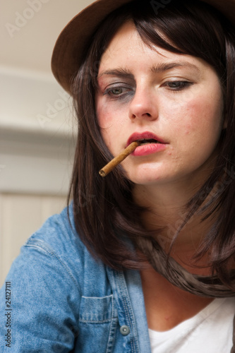 Canvas Print Young junkie addict woman smoking