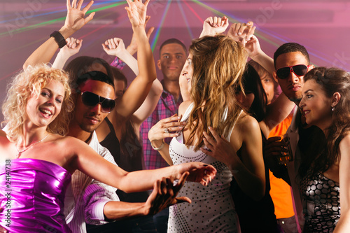 Freunde tanzen in Disco oder Club