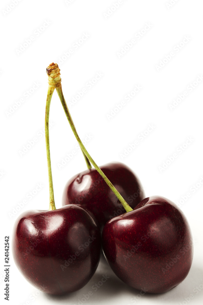 drei kirschen auf weissem hintergrund drei kirschen auf weissem hintergrund