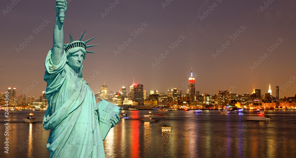 Fototapeta premium The Statue of Liberty and New York City skylines