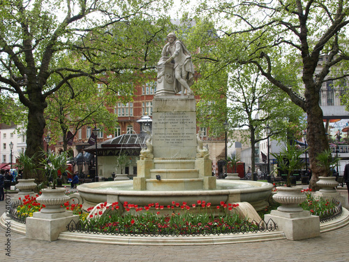 Shakespeare statue photo