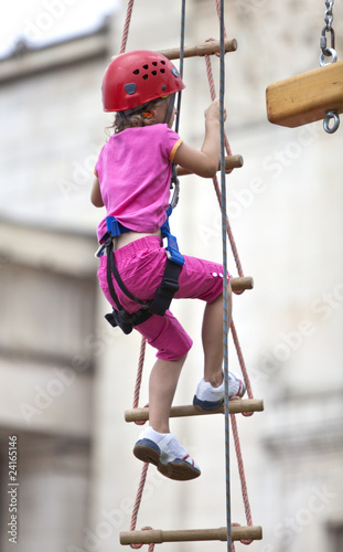 Kind beim Klettern im Klettergarten