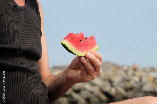 Mann beim Essen einer Wassermelone