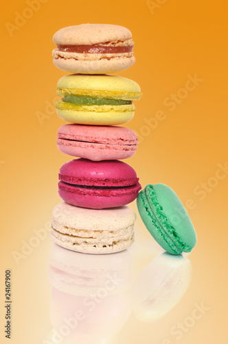 Fototapeta Naklejka Na Ścianę i Meble -  Macarons sur fond coloré
