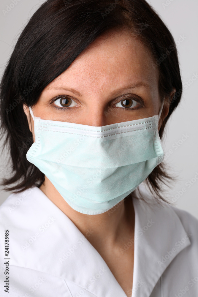 Krankenschwester mit Mundschutz