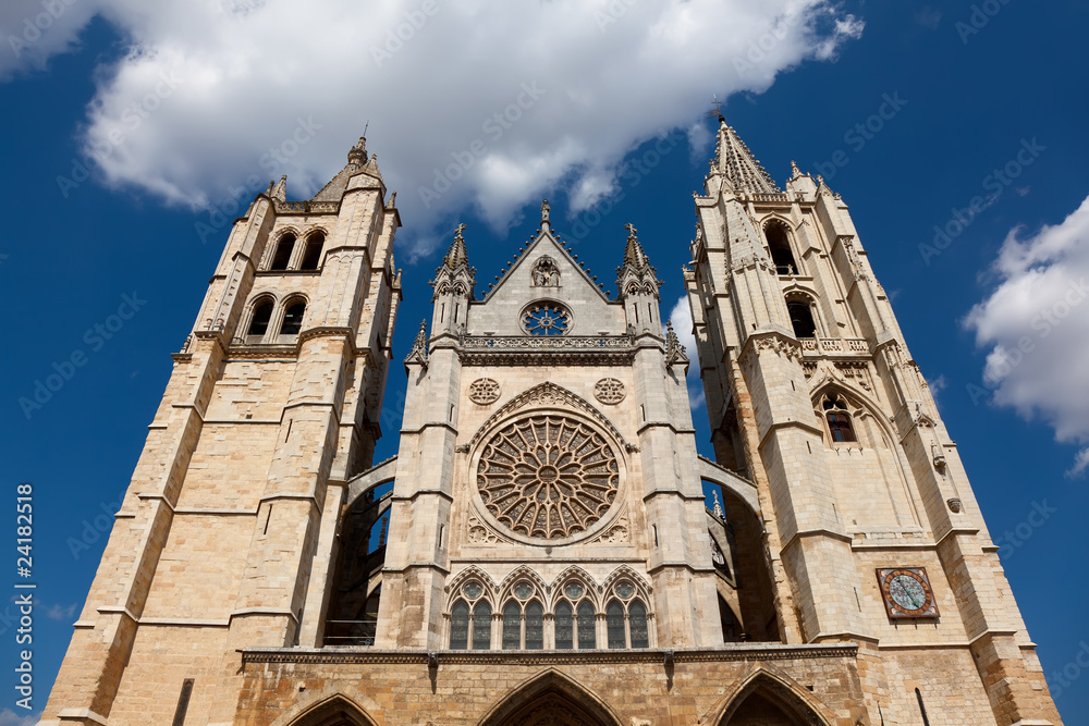 Fachada de la catedral de León, Castilla y León, España
