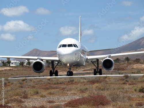 Ein Flugzeug rollt auf Lanzarote zum Start