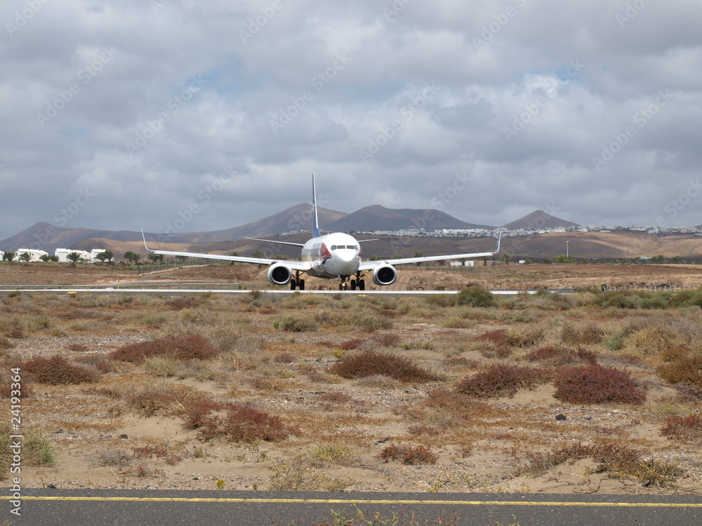 Fototapeta premium Flugzeug auf dem Aeroporto Lanzarote bei Arrecife