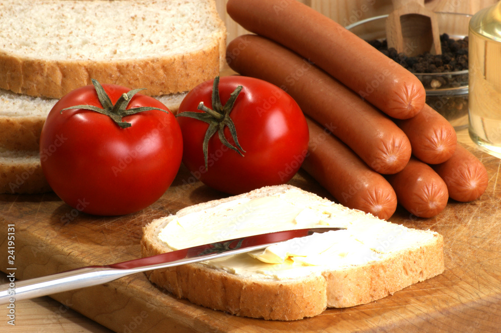 gekochte Knackwürste und eine Scheibe Brot gekochte Knackwürste und eine Scheibe Brot