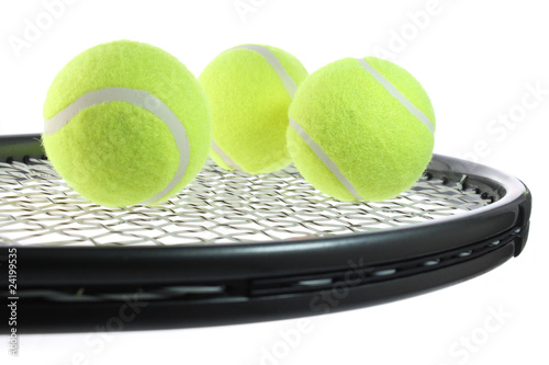 Trois balles sur une raquette de tennis © Sébastien Garcia