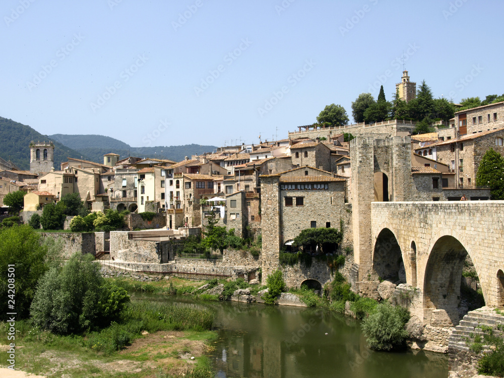 villa fortificada medieval de Besalu (Girona)