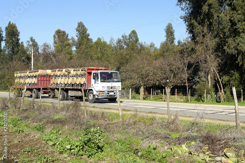 Transporte Rural de toneles de vino.