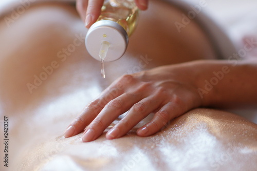 Massage Körper einölen