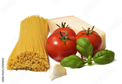 Zutaten für Pastagericht Spaghetti Tomaten Parmesan photo