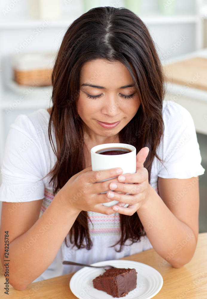 Twee woman sitting on sofa and drinking