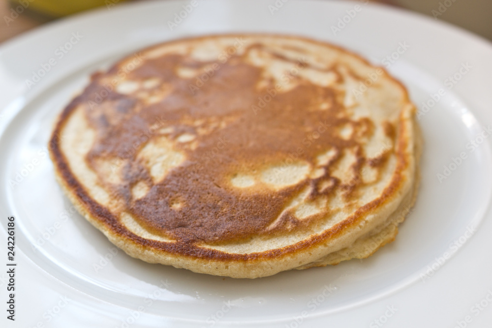 Eierkuchen auf weissem Teller Eierkuchen auf weissem Teller