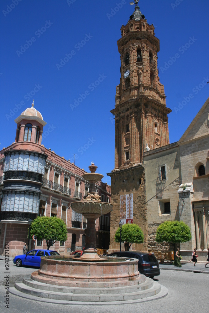 Obraz premium fuente y torre de la iglesia