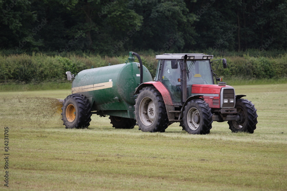 Naklejka premium Slurry spreading, Muck spreading