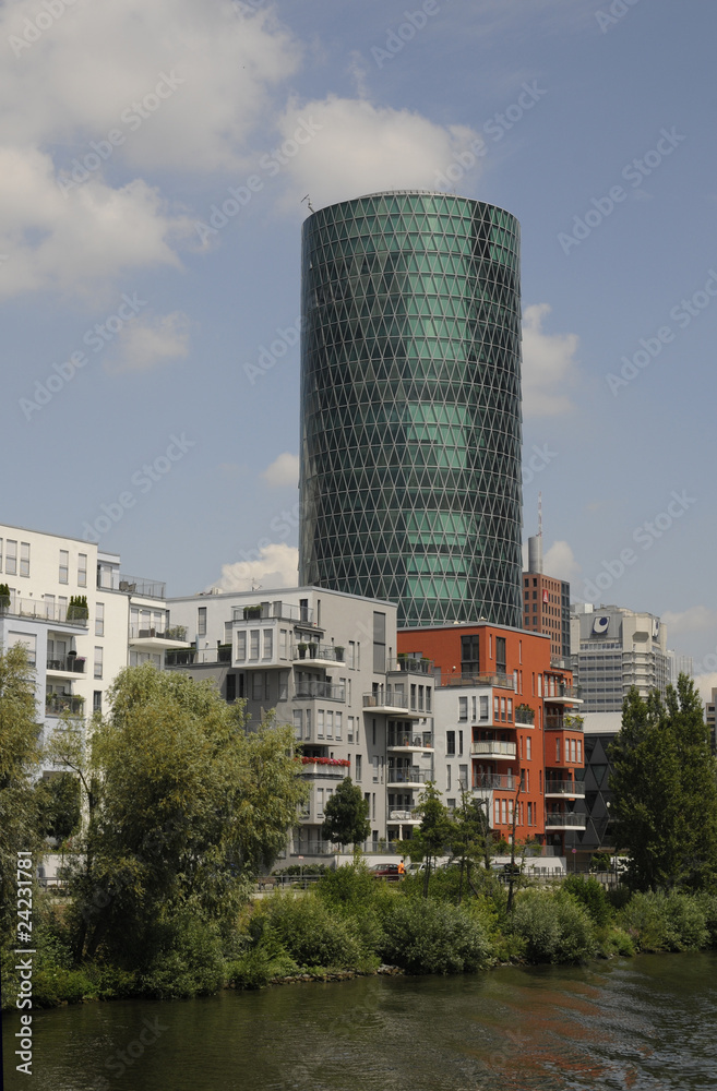 Main mit Westhafen Tower in Frankfurt