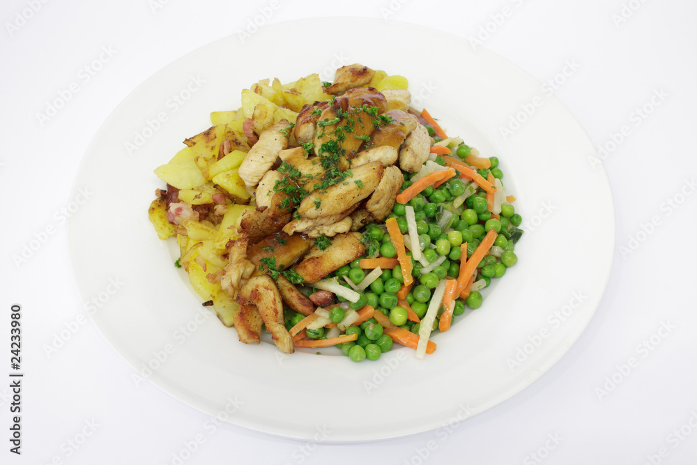 Hähnchenbrustfiletstreifen, Bratkartoffeln,buntes Gemüse Hähnchenbrustfiletstreifen, Bratkartoffeln,buntes Gemüse