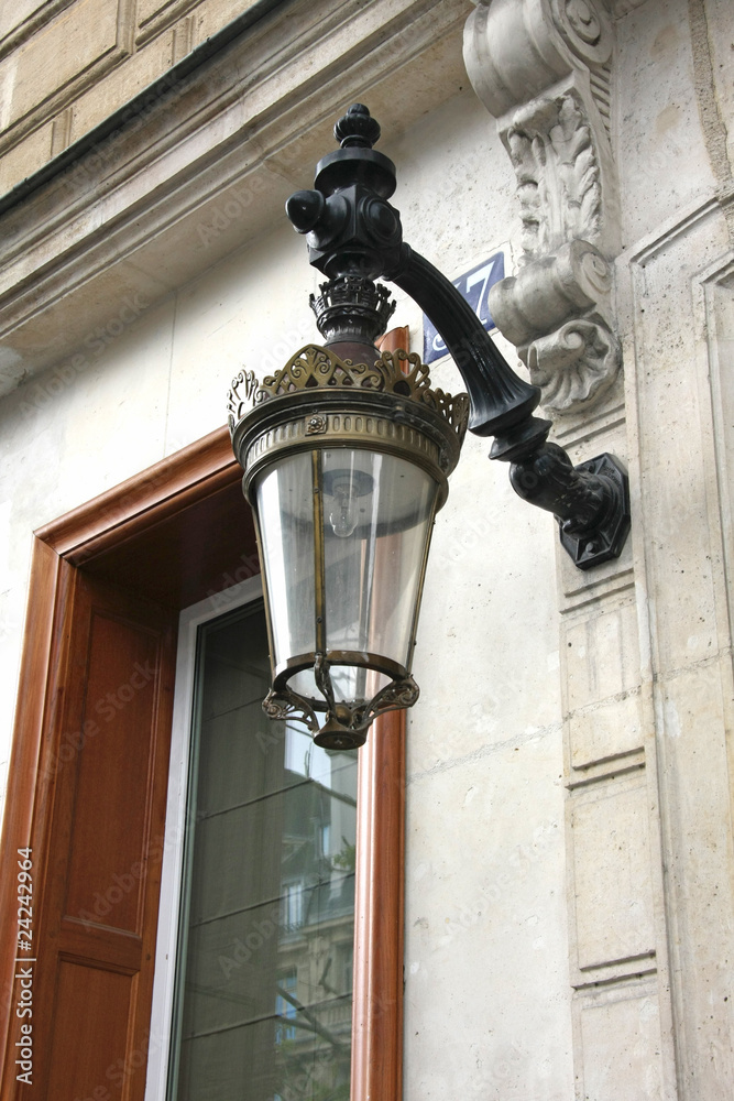 lampadaire ancien d'immeuble