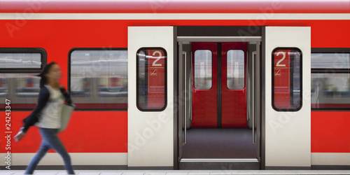 Regionalzug am bahnhof