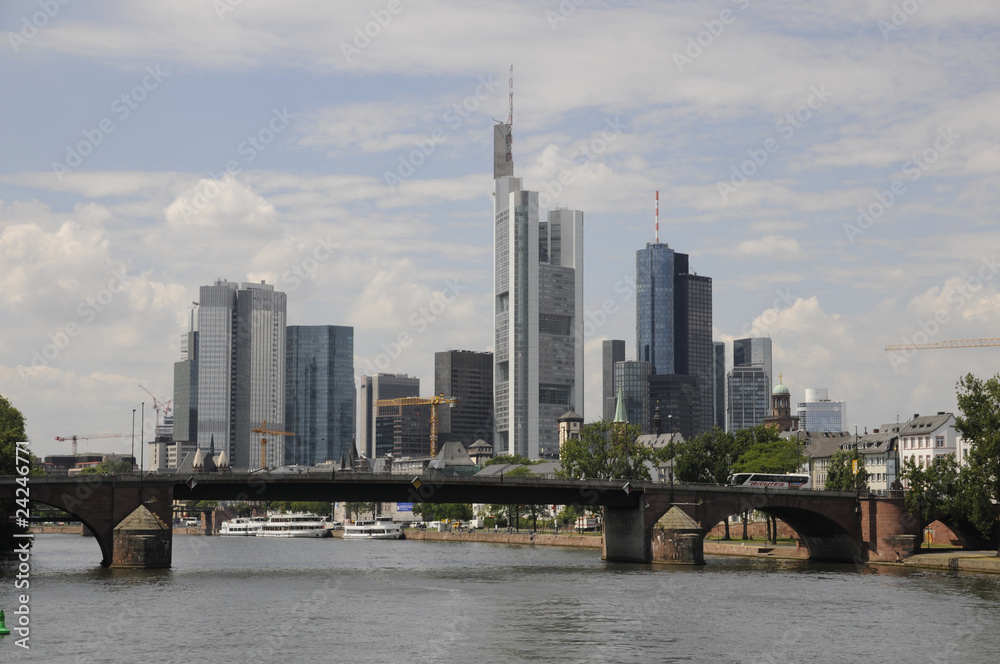 Main und Skyline in Frankfurt Main und Skyline in Frankfurt