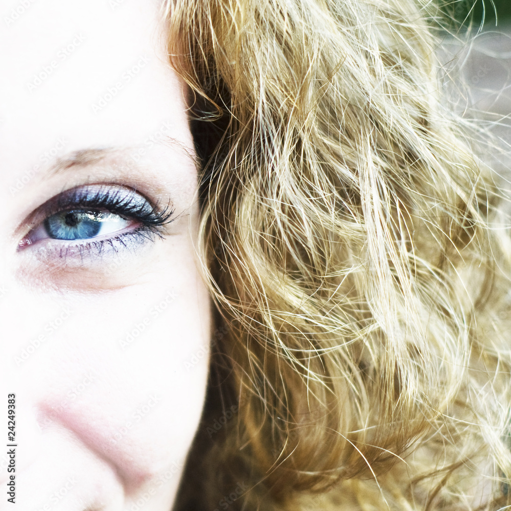 Femme blonde yeux bleu