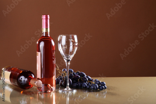 Fototapeta Naklejka Na Ścianę i Meble -  Rotwein mit leerem Glas und Weintrauben closeup