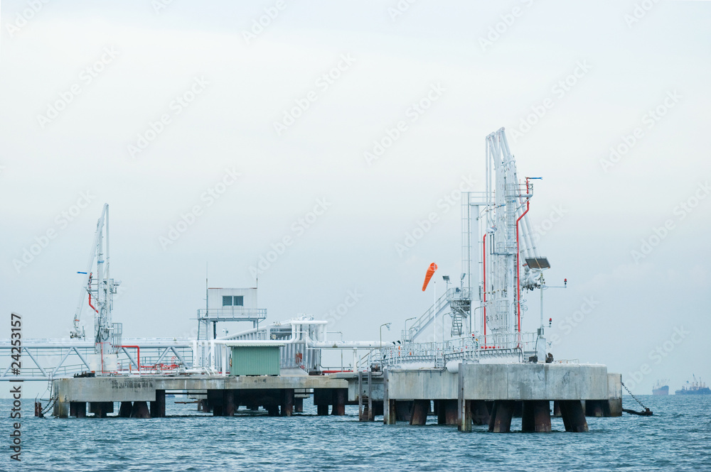 Offshore oil terminal