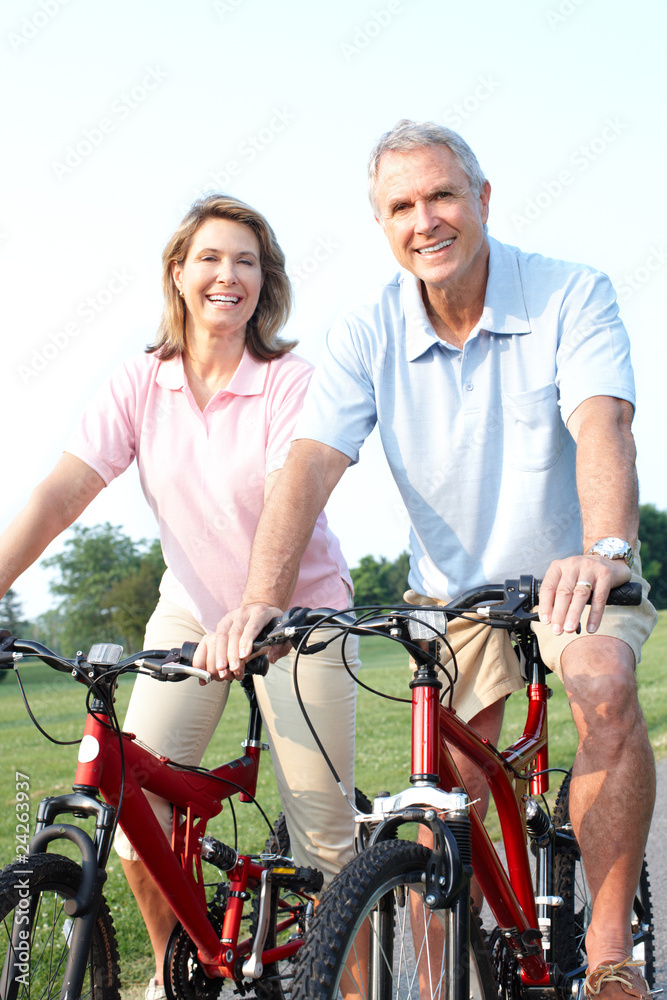 Obraz premium seniors couple biking