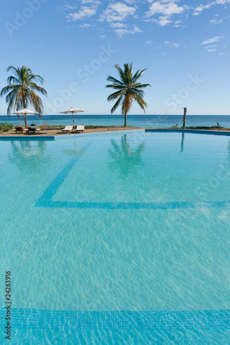 Fototapeta Naklejka Na Ścianę i Meble -  Tropical swimming pool