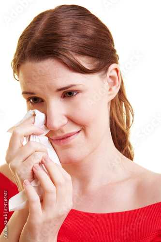 Frau mit Taschentuch weint