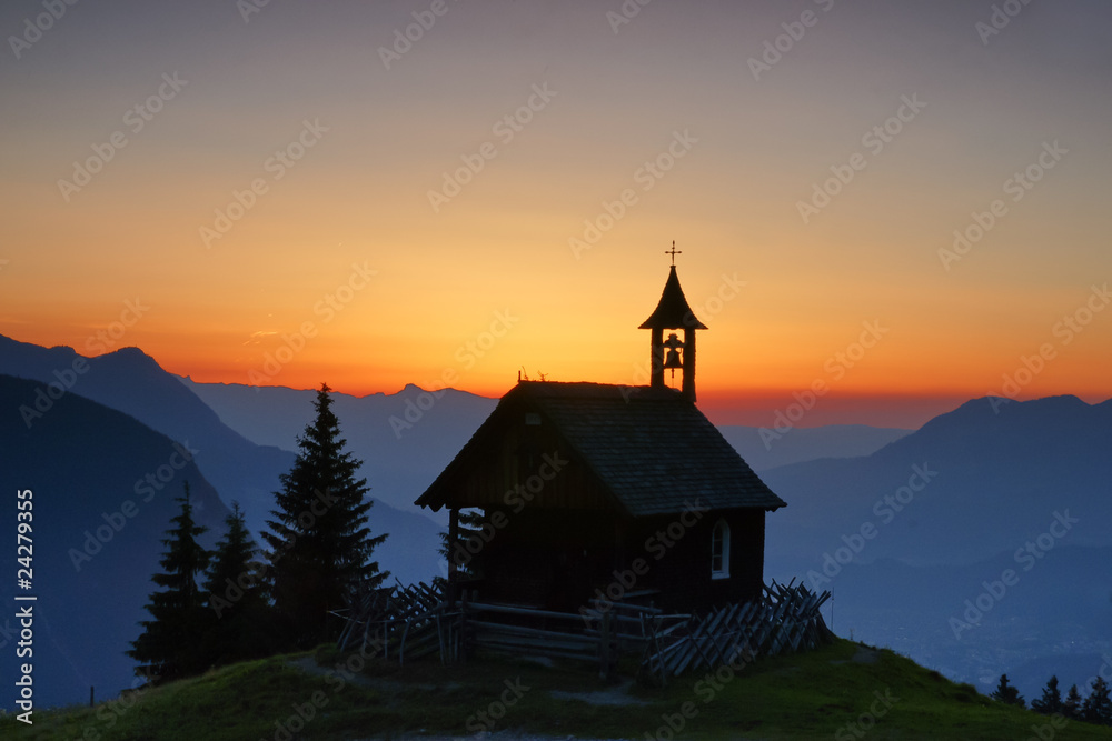 Fototapeta premium Sonnenuntergang in den Bergen